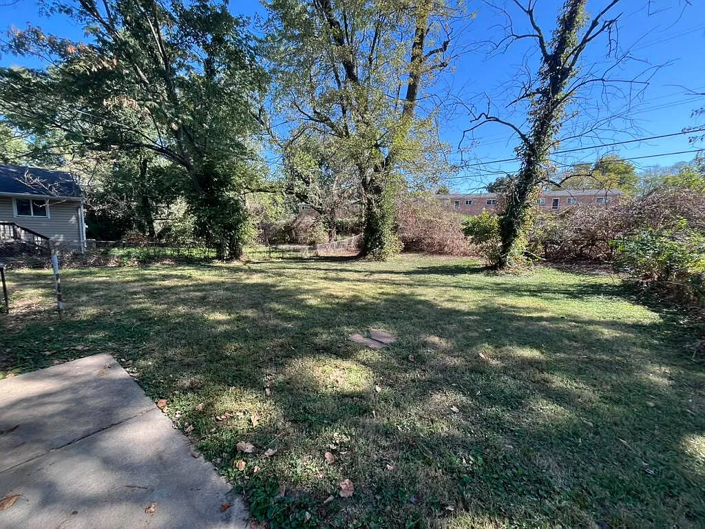 3 bed, 1.0 bath, 927 sqft, $1,630 — Photo 2