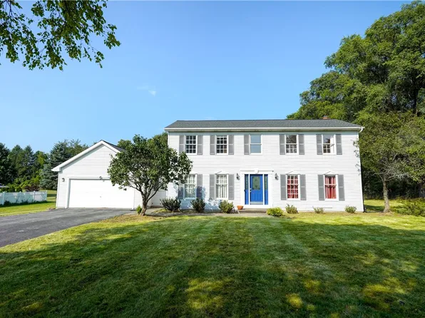 2 Sibleyville Ln, Honeoye Falls, NY 14472