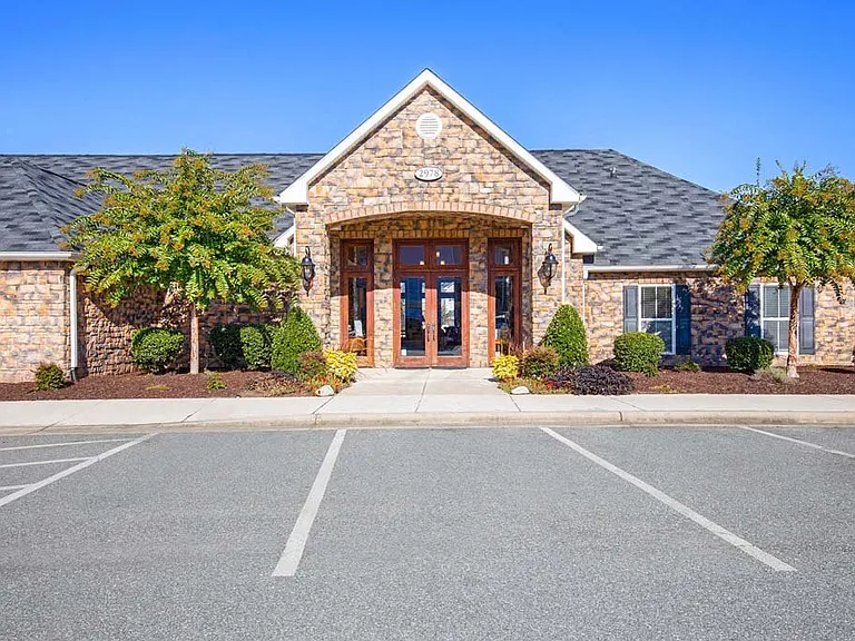 Ethan Pointe Apartments — Photo 14