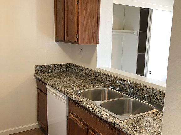 3rd image of 3811 Pershing Ave APT 4