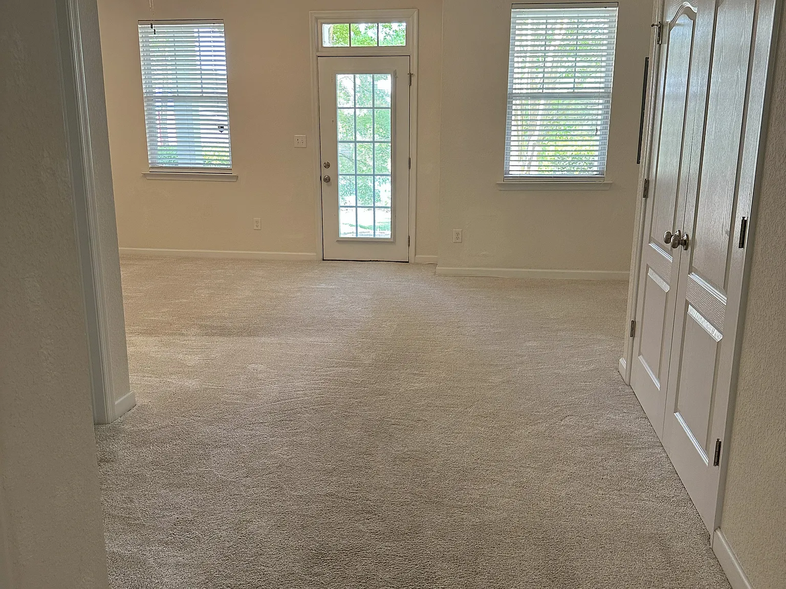 3 bed, 2334 sqft, $2,400 — Photo 3