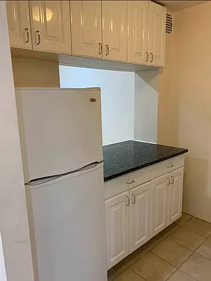 Rented by Salon Realty Corp | media 5