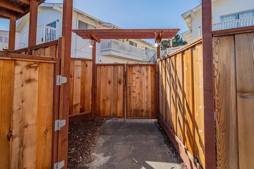 2 bed, 860 sqft, $3,786 — Photo 3