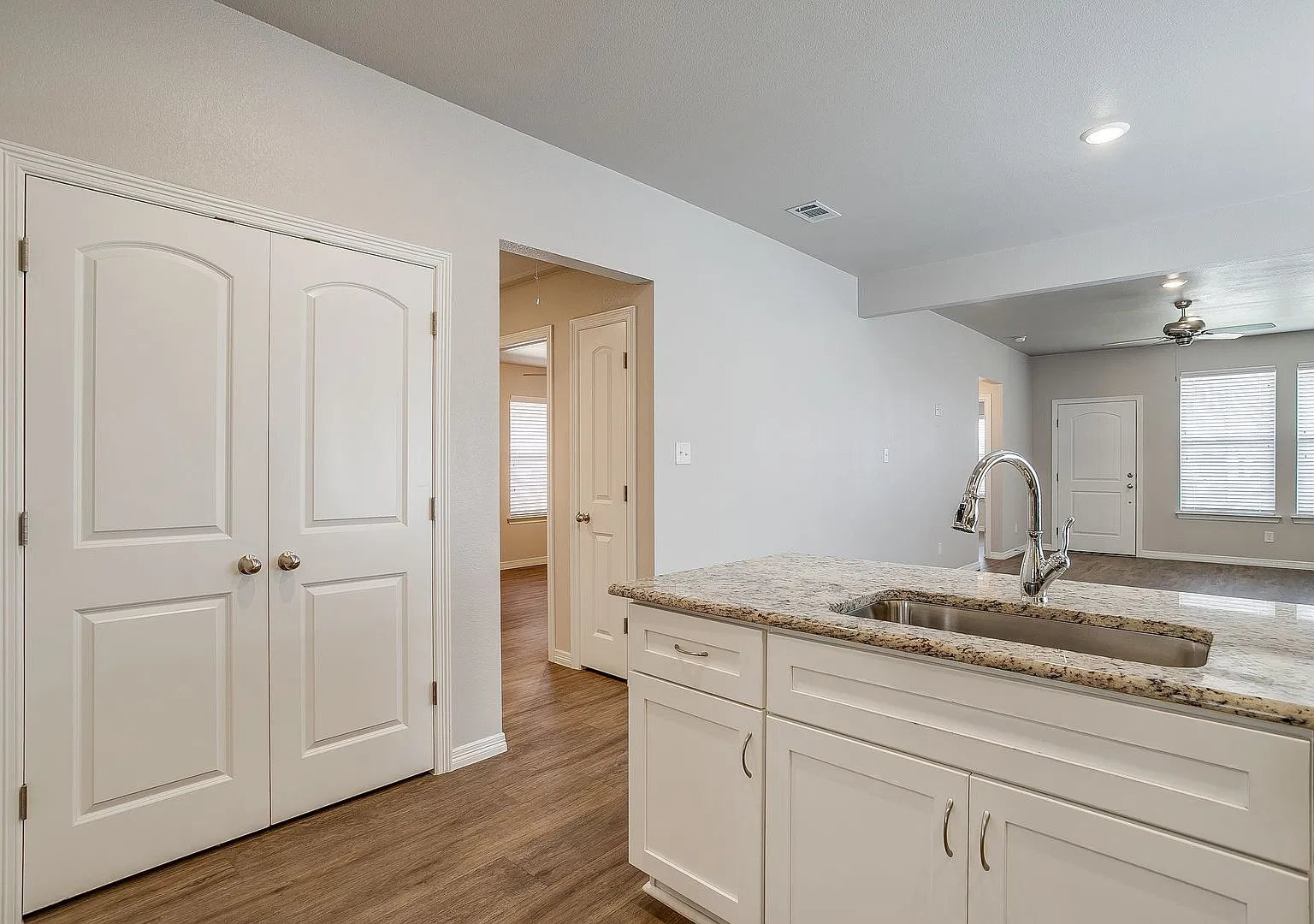 Beautiful Home located on Corner Lot — Photo 2