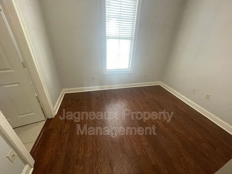 102 Hargrave Dr — Photo 8