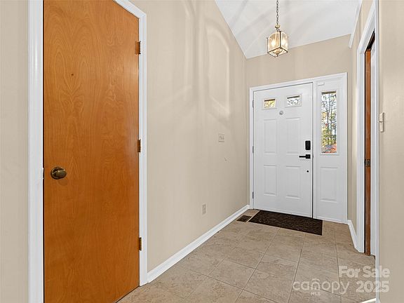 4th image of 22 Glen Crest Dr