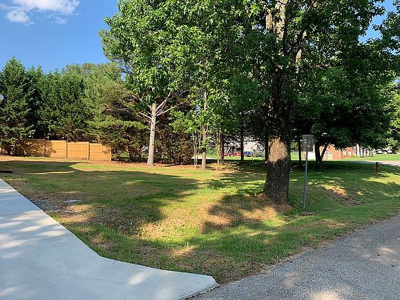 3rd image of 6325 Bay Ln