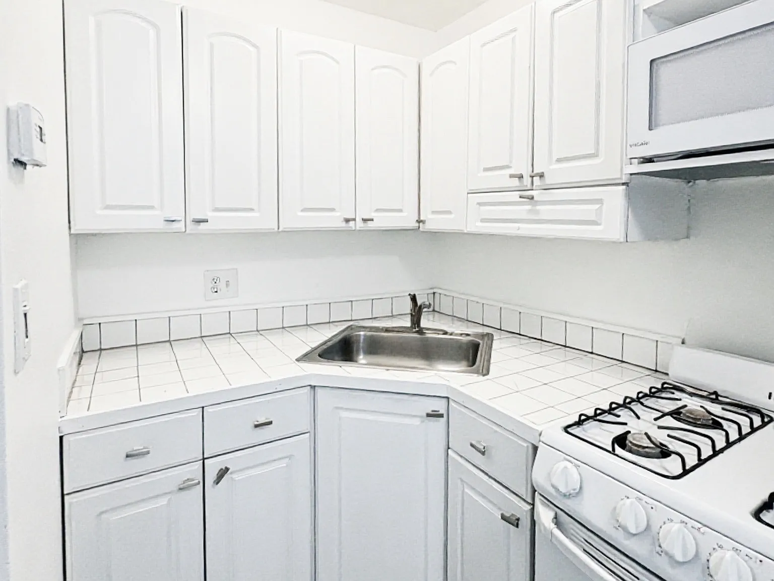 1 bed, 400 sqft, $989 — Photo 4