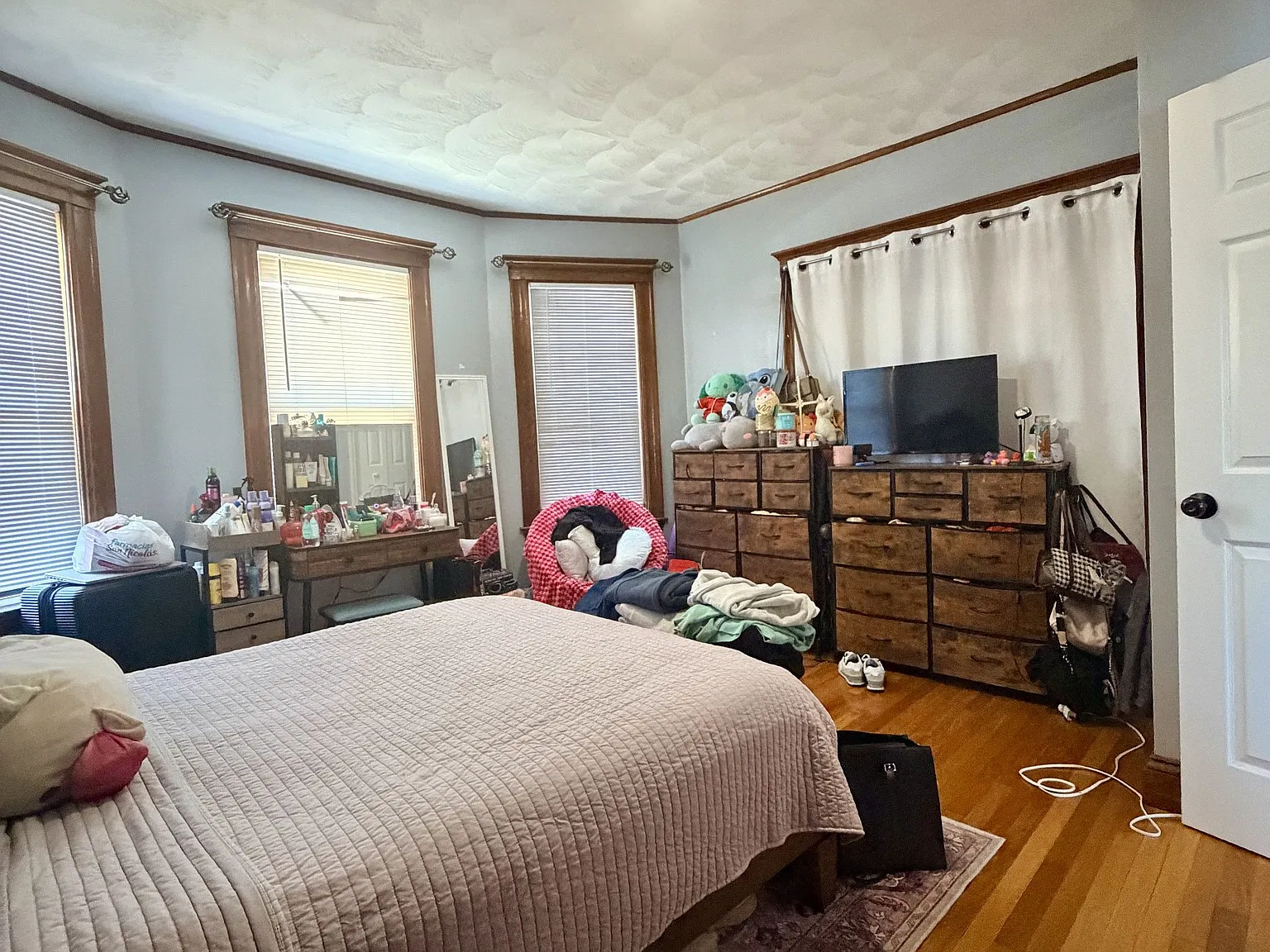 4 bed, 1300 sqft, $975 — Photo 2