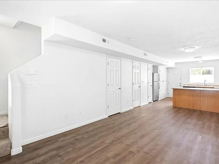 475 N Redwood Rd — Photo 4