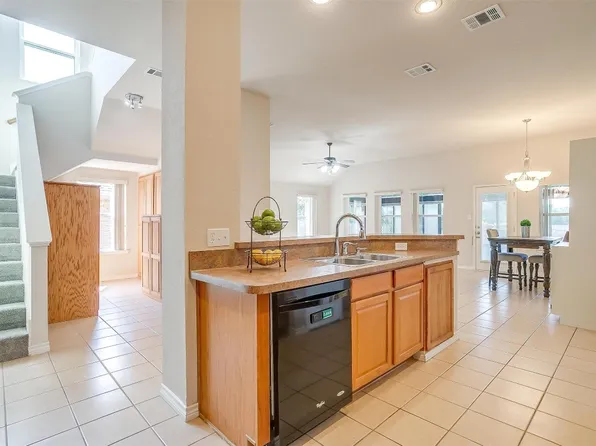 724 Evergreen Ct, Burleson, TX 76028