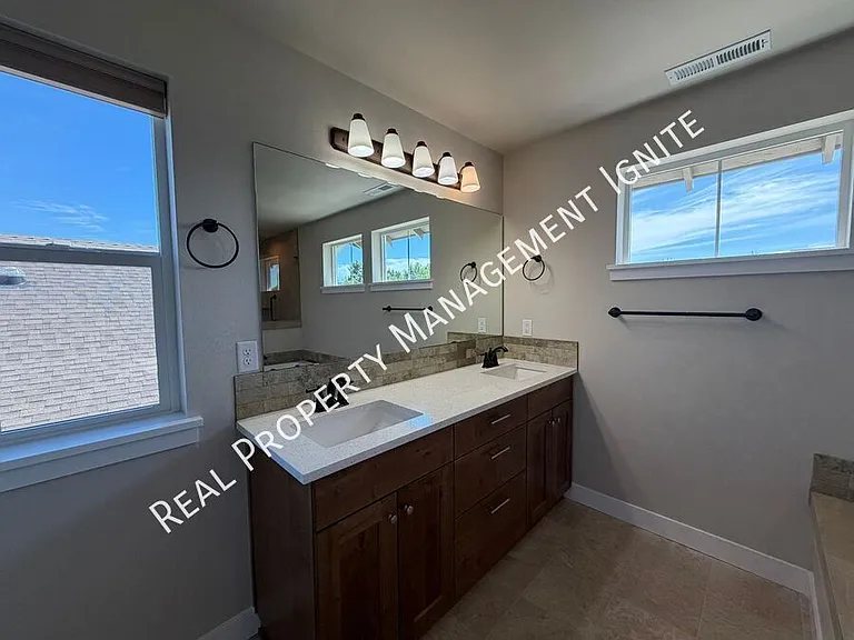2713 NE Black Oak Pl — Photo 12