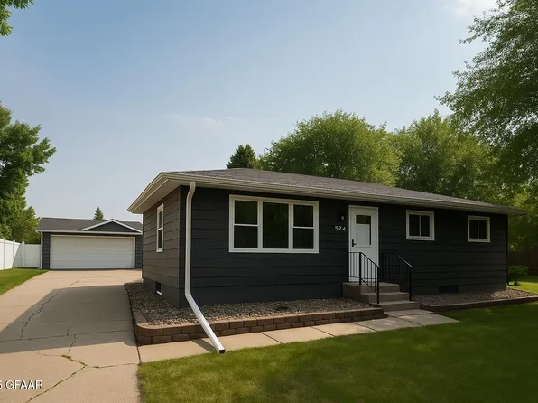 824 Great Plains Ct, Grand Forks, ND 58201