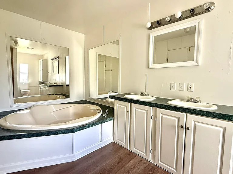 521 E Veterans Memorial Blvd #327 — Photo 11