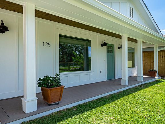 5th image of 125 Live Oak St