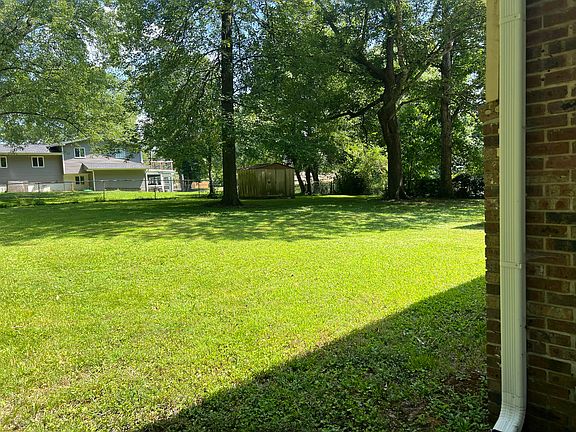 4th image of 2205 Malibu Dr SE
