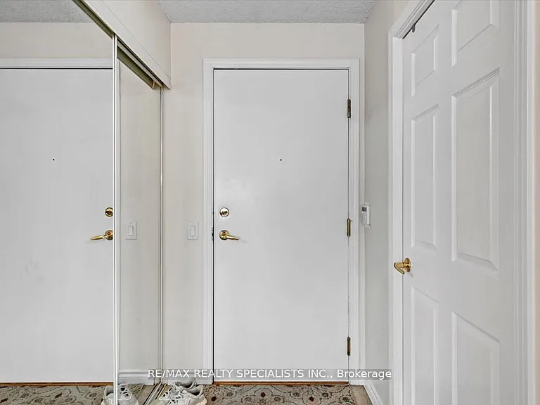 25 Kingsbridge Garden Cir #1720 — Photo 8
