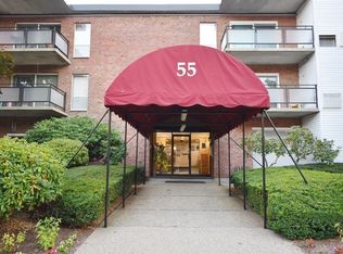 55 Broadlawn Park #17A, Chestnut Hill, MA 02467