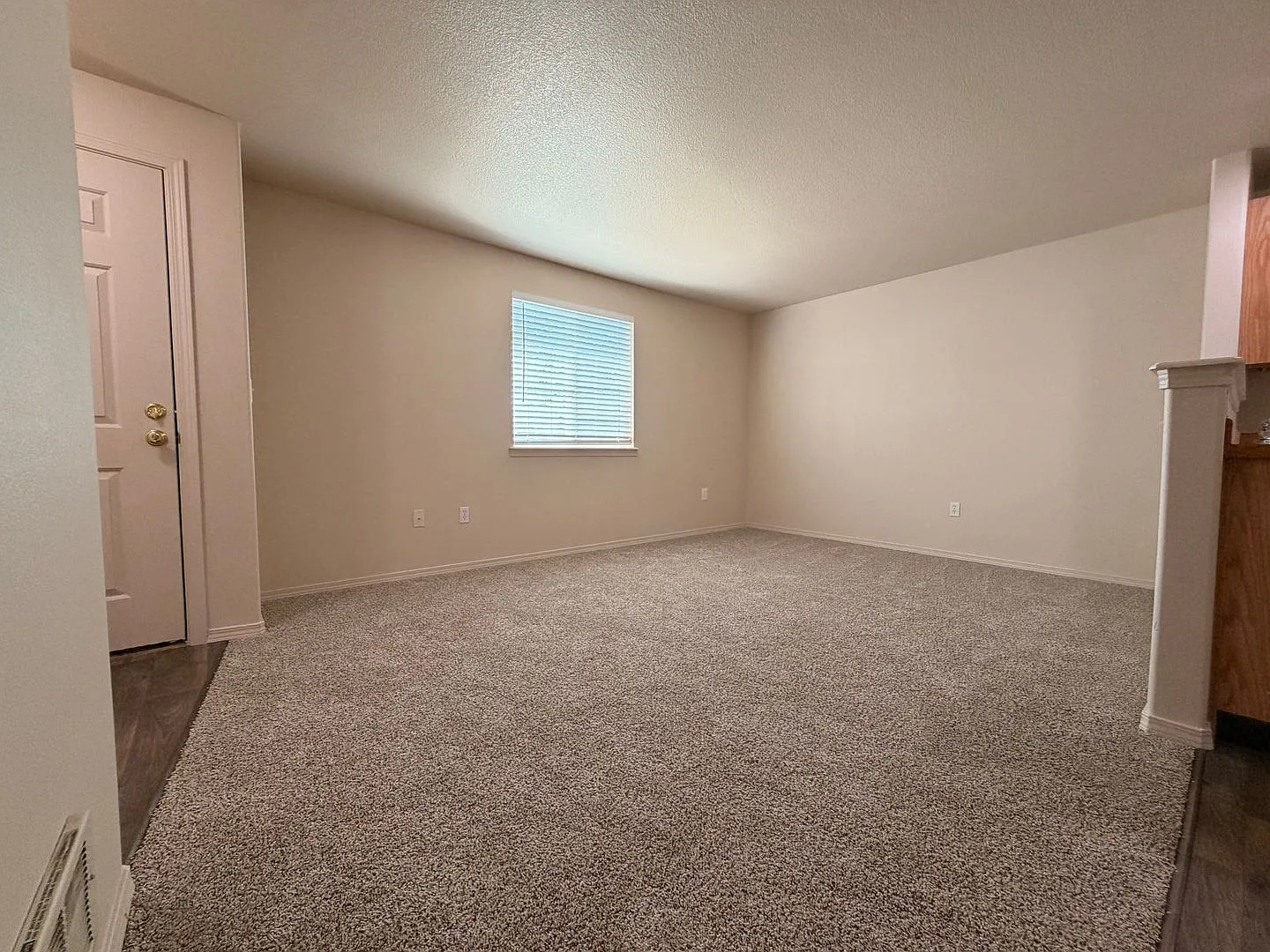 Charming Townhome Nestled In Sw Redmond!! — Photo 4