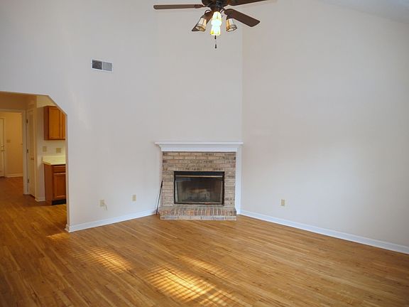 3rd image of 431 Richview Park Cir E