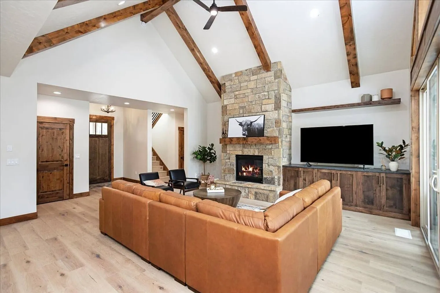 4 bed, 3.0 bath, 742 sqft, $8,367 — Photo 3