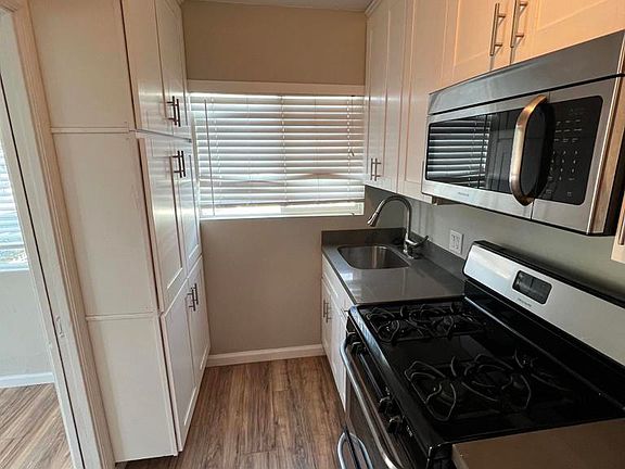 3rd image of 527 Dewey St