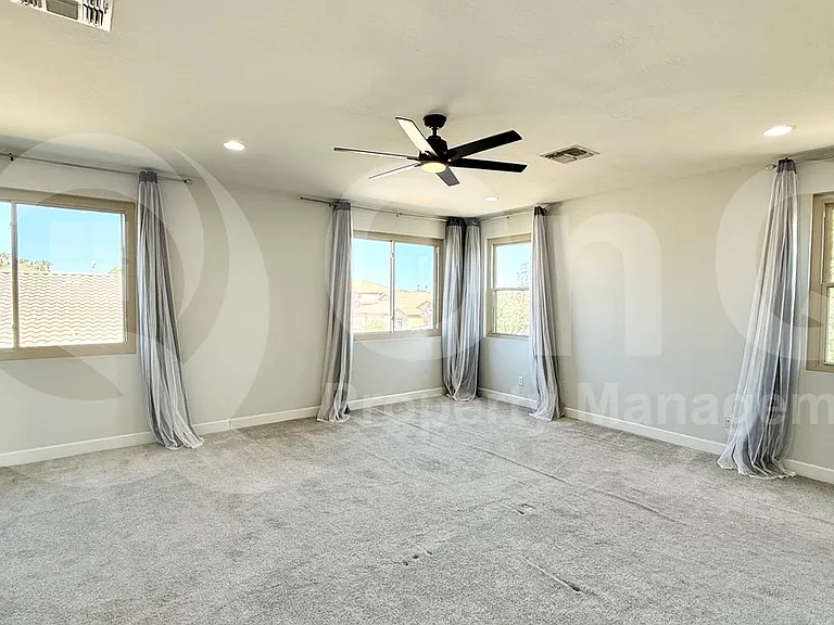 572 N Bell Dr — Photo 14