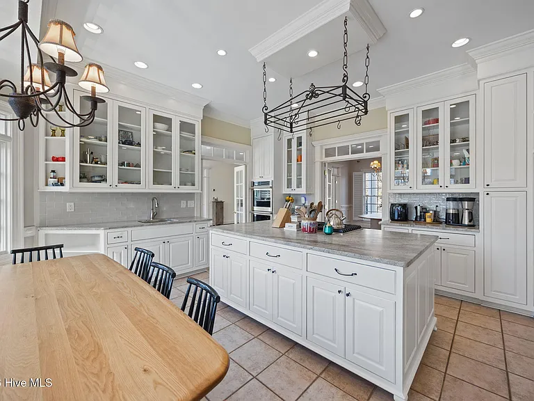 Lexington Dr — Photo 17