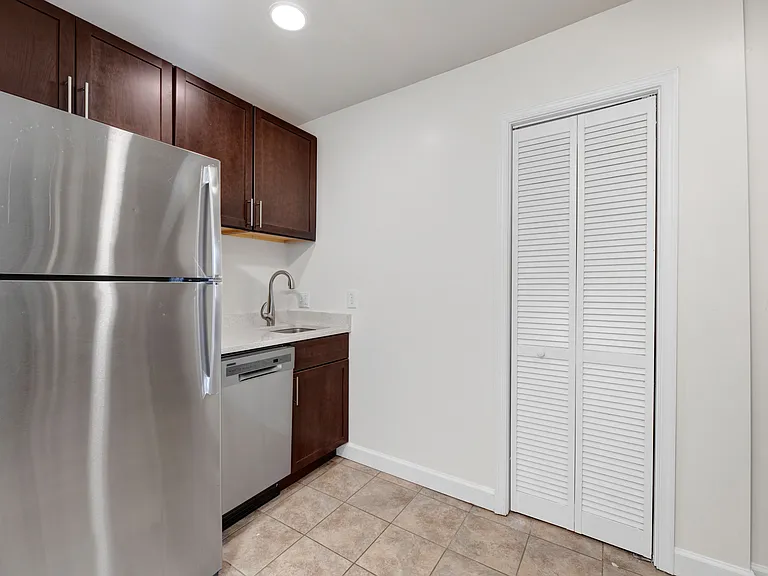 650 D St SE #1 — Photo 7