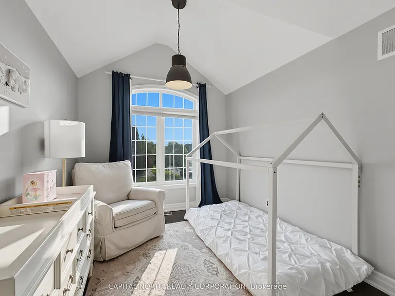 18 Alex Campbell Cres — Photo 25
