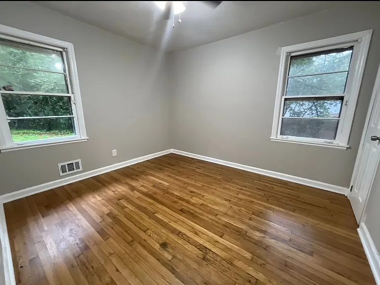 1381 Oakview Cir — Photo 13