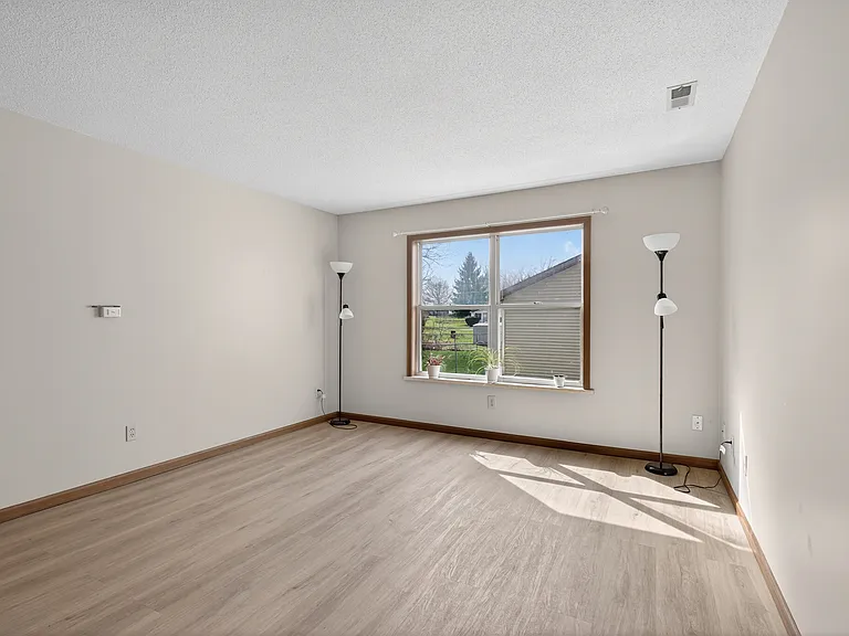 504 Seagraves Ave — Photo 2