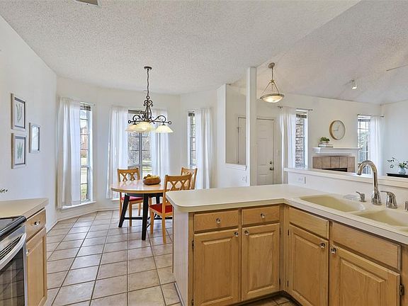 4th image of 1715 Circle Creek Dr