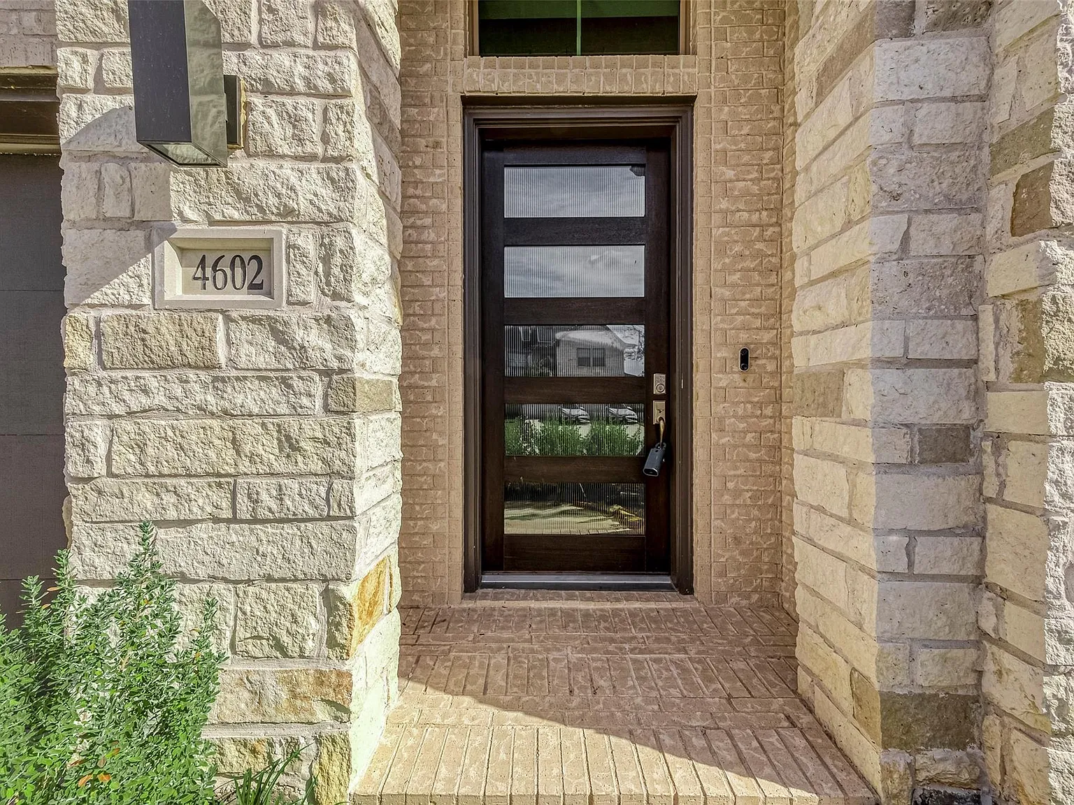 4 bed, 3.0 bath, 2537 sqft, $3,200 — Photo 2