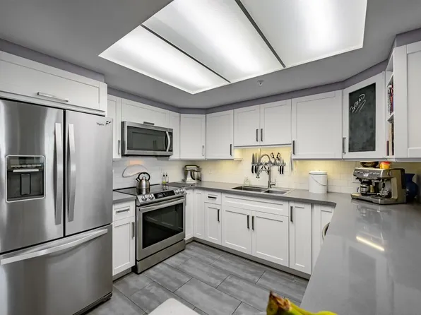 13353 108th Ave #1503, Surrey, BC V3T 5T5