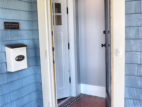 5th image of 127 Stolp Ave