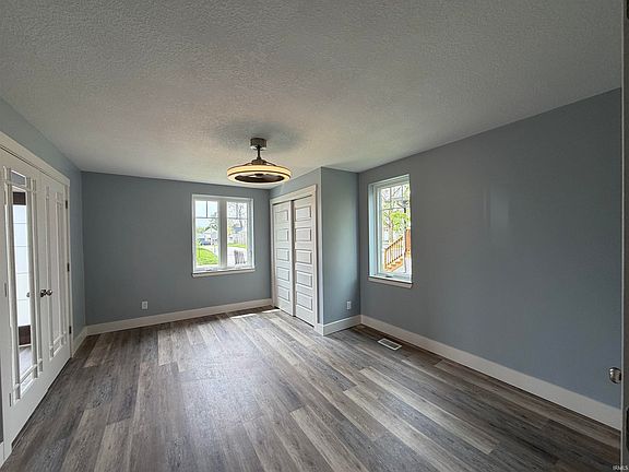 3rd image of 1049 Oak St