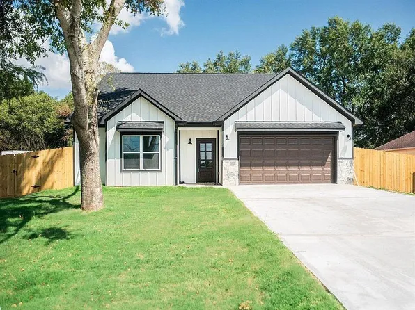 2414 Myrtle St, Waller, TX 77484