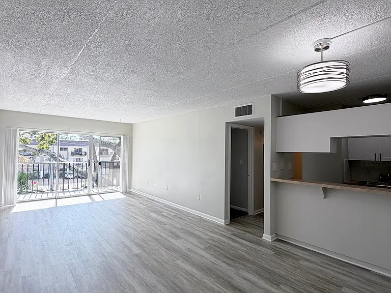 WestShore Apartments — Photo 9