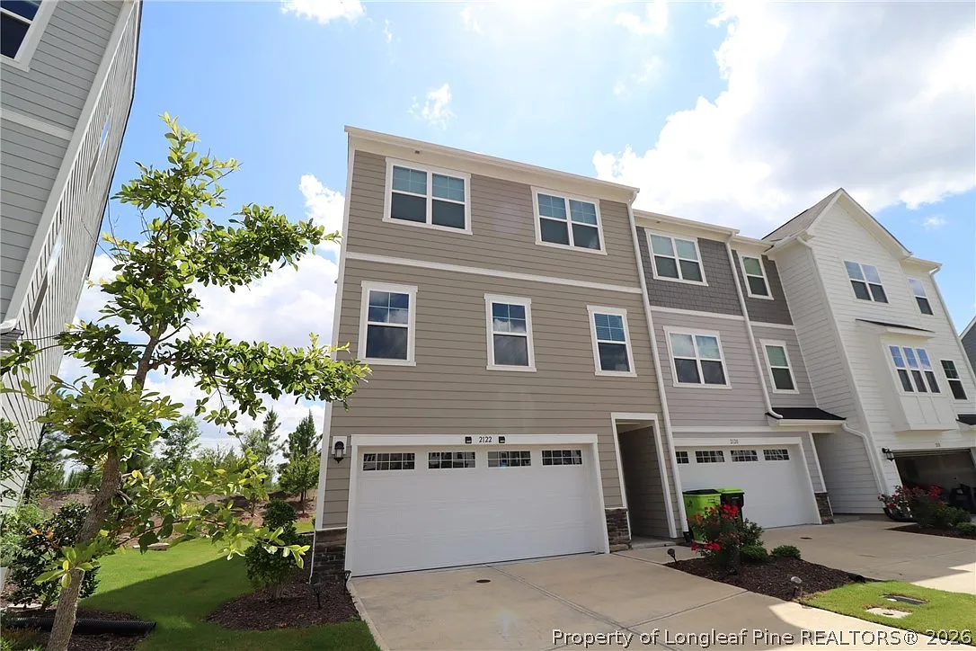 4 bed, 3.5 bath, 2552 sqft, $2,395 — Photo 1