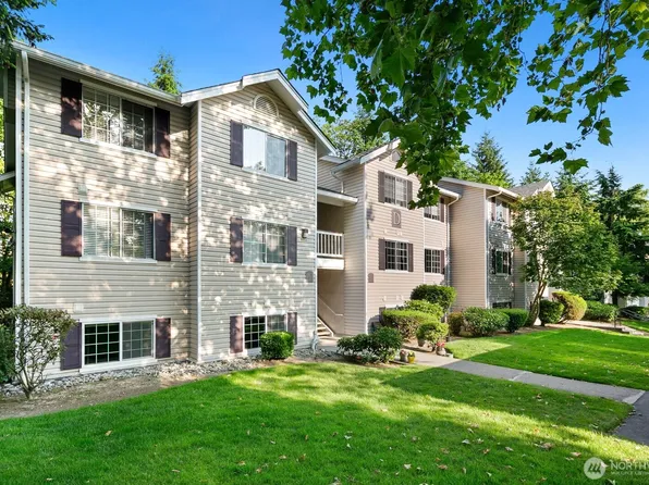 19230 Forest Park Drive NE #D115, Lake Forest Park, WA 98155