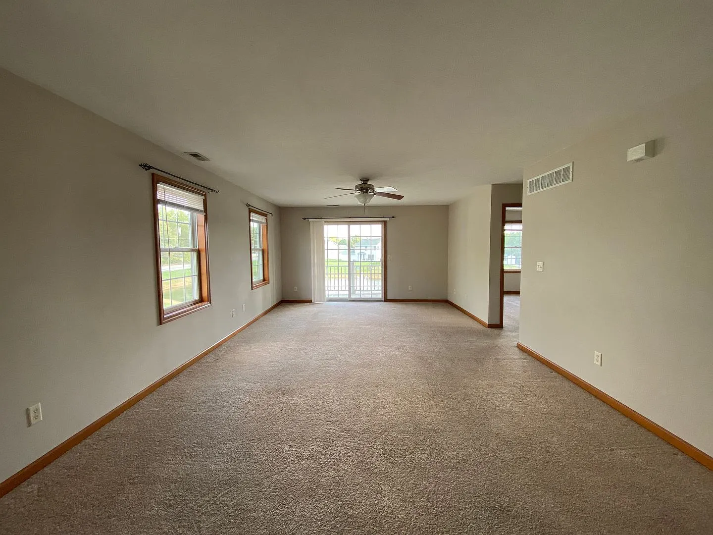 Beautiful Executive 3 Bedroom Condo! — Photo 2