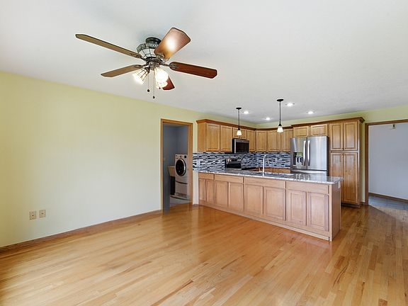 4th image of 1405 W Court Ave