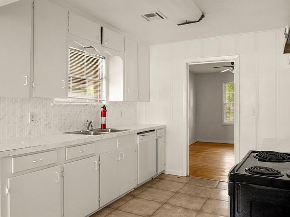 4th image of 6147 Ariel St