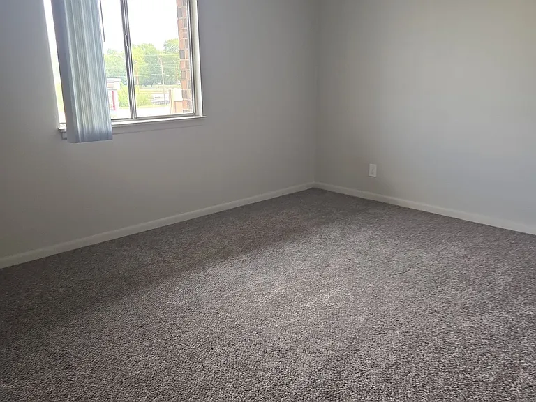 802 Ruth Ann Dr — Photo 1