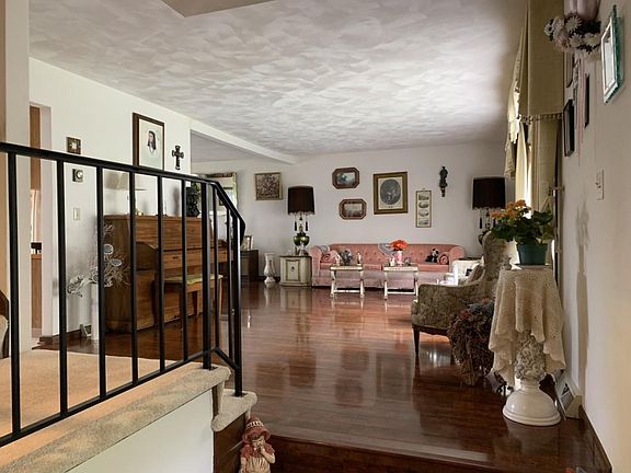 4th image of 2910 Holly Ln