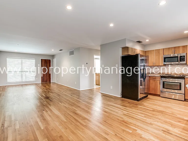 4616 W Lovers Ln — Photo 4