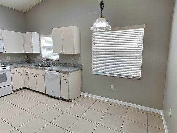 5th image of 160 Kings Pond Ave