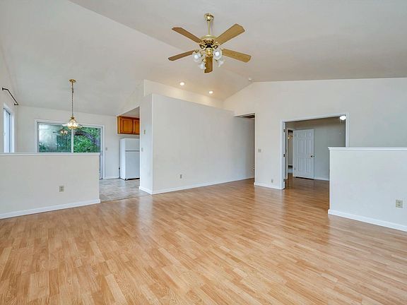 3rd image of 16639 Greenridge Road