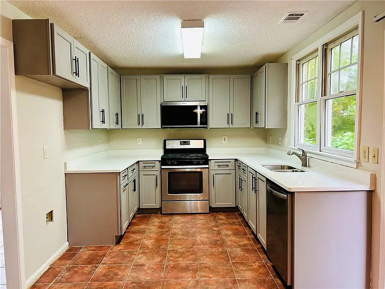 2580 Binghampton Ln — Photo 4